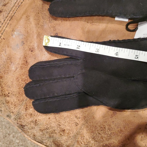 UGG genuine shearling gorgeous gloves! ladies size small in rich black. nwt. - Picture 10 of 11